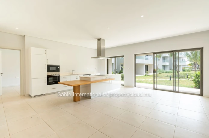 Luxurious Apartment with Private Pool & Sea Views in Pointe aux Canonniers