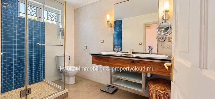 Unfurnished family house of approximately 230 m² at Flic-en-Flac