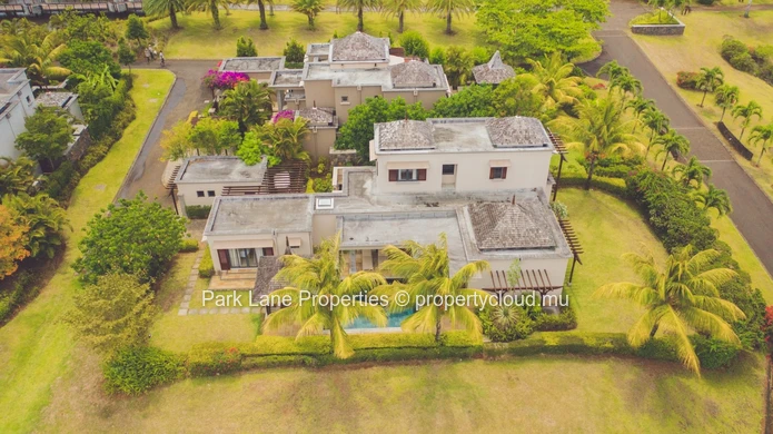 Luxury and affordable 4 bedr villa in the heart of a golf resort on the unspoilt south coast of Mauritius