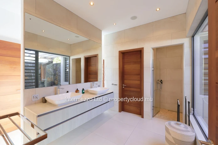 Luxury villa for sale in Cap Malheureux, Pereybère – 414 sqm living area, 1,065 sqm plot, 4 bedrooms, office, private...