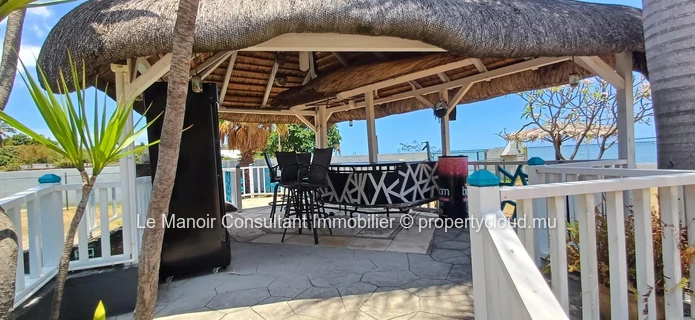 Villa d’Exception Pieds dans l’Eau avec 2 piscines, Accès Direct à la Mer, Business Locatif Actif et Vue Panoramique