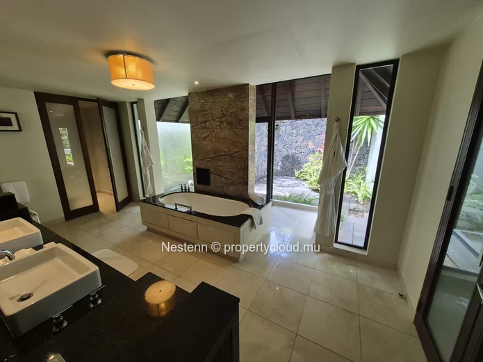 Luxueuse villa moderne avec piscine privée et accès au front de mer
