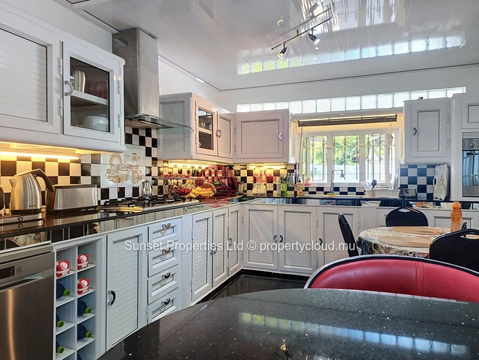 Family home | 4 Bedrooms | 500m from the beach