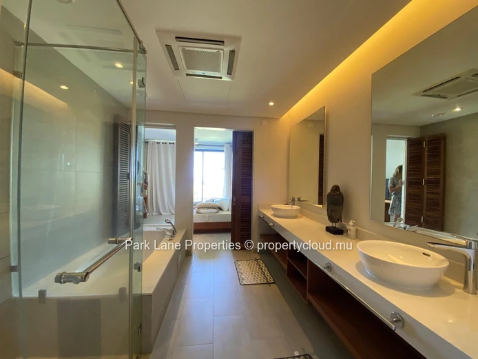 Contemporary living with sea view