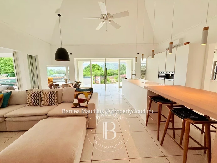 RIVIÈRE NOIRE – Architect-designed villa with mountain view – 3 bedrooms