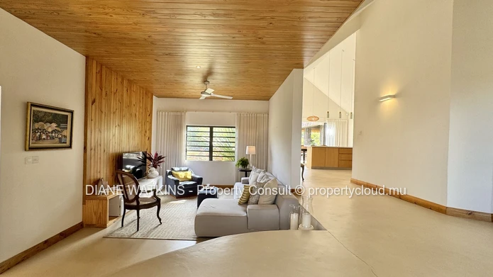 Villa de Luxe avec Vue sur La Tourelle à Vendre à Rivière Noire