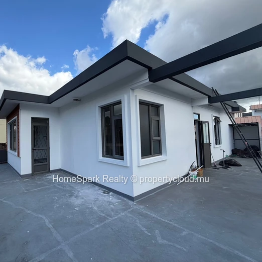 3-Bedroom Apartment for Rent – Rose Hill