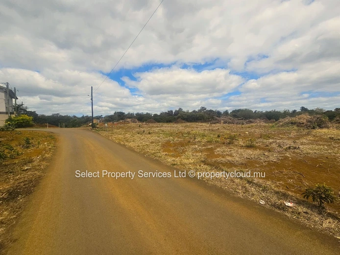 A Vendre Terrain En Pleine Propriété Idéalement Situé À Moka