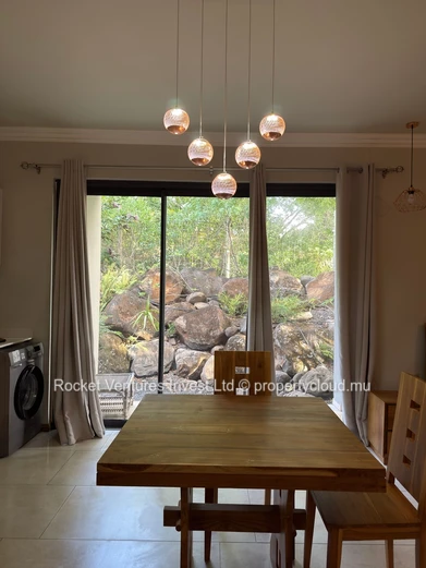 Votre Évasion Ultime : Villa de Luxe au Thème Naturel Vous Attend !