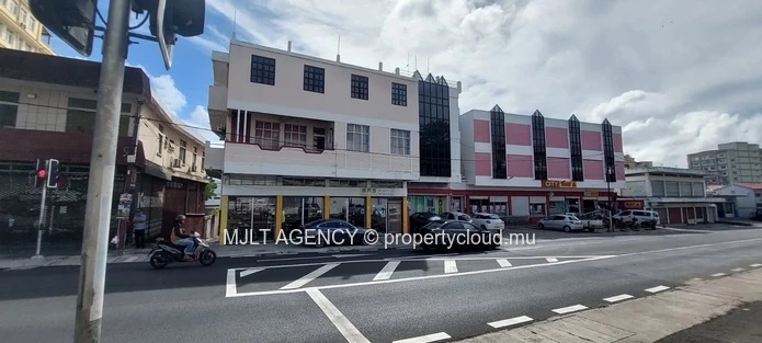 Commercial building - 502 m² Port Louis, North