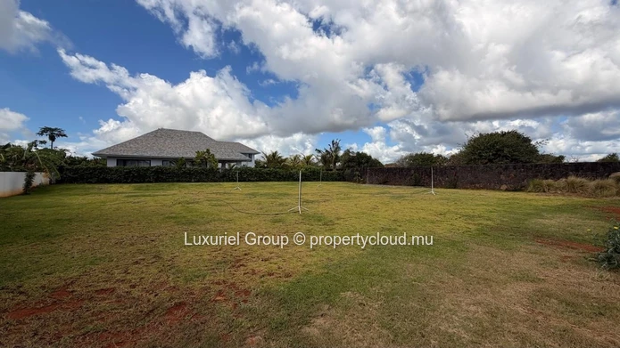 Terrain Résidentiel De 1 200 M² À Vendre En Résidence Sécurisée