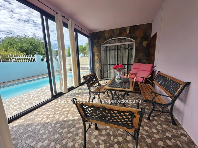 Nice ground floor apartment for rent in Bain Bœuf 