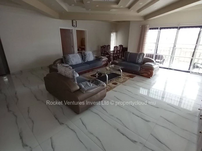 Bel Appartement de 4 Chambres à Louer à Pereybere, Grand Baie, avec Piscine