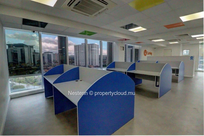 Espace bureau de 1 086 m² dans un centre d'affaires recherché. 