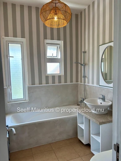 Penthouse Entièrement Meublé à Vendre – À Deux Pas de la Plage de Bain Boeuf 