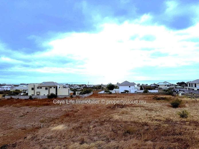 Modern 4-Bedroom Home for Sale – American Floor Plan | 400m² Built | 649m² Land