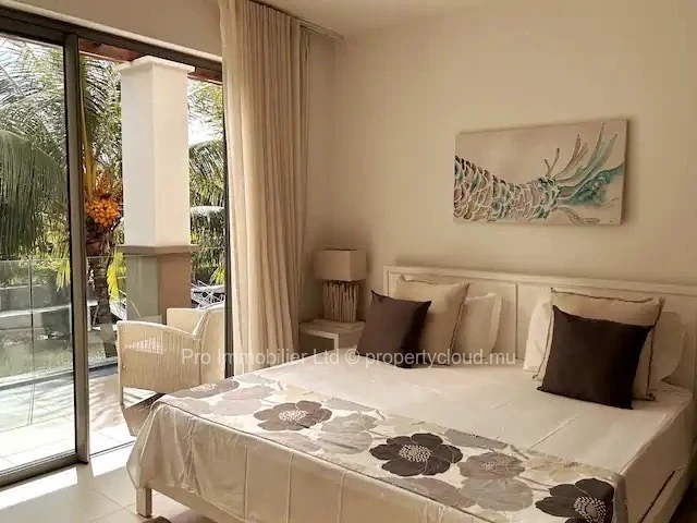 A vendre : Appartement de 3 chambres en suite , pieds dans l'eau qui respire l'art de vivre Mauricien avec ses lagune...