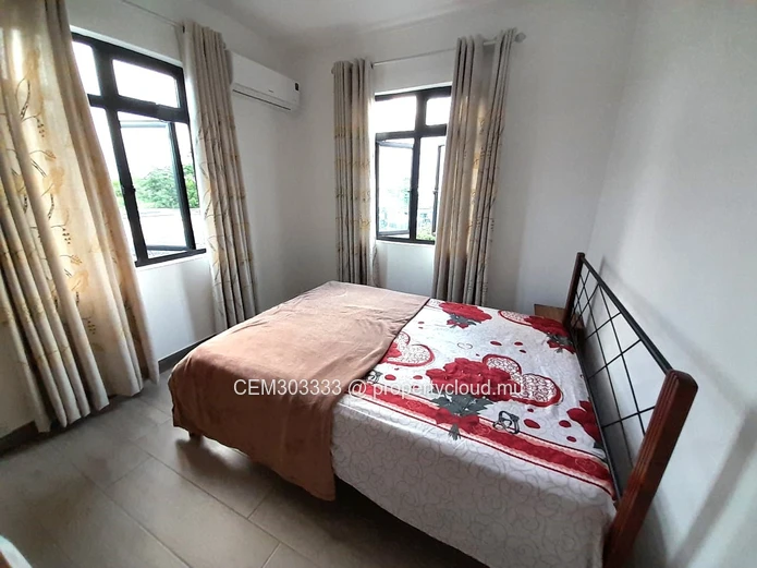 5-bedroom furnished house with large yard for rent – Pereybere