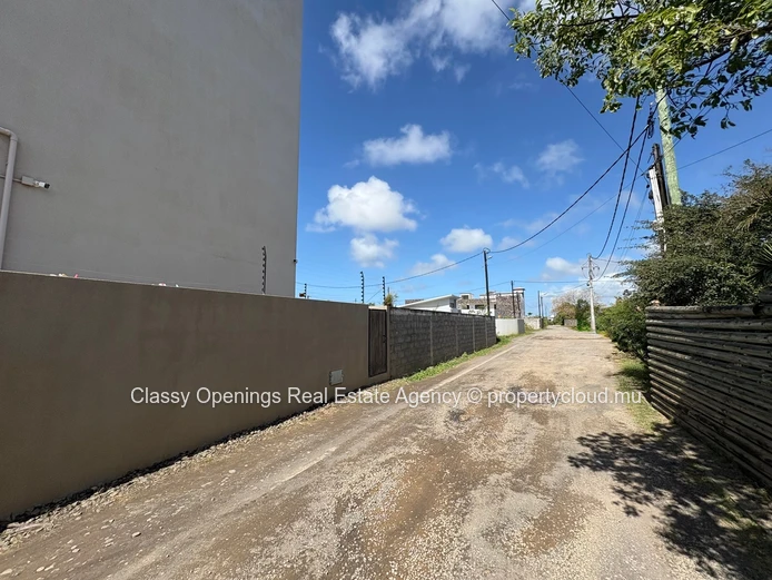 850 m² Grand Baie Land — Quiet Street, Near Bus, School & Shops