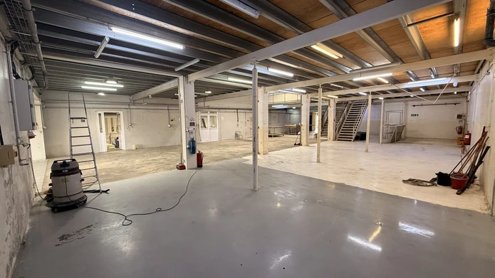 Bâtiment industriel de 1 600 m² à louer à Phoenix – Rs 450 000/mois