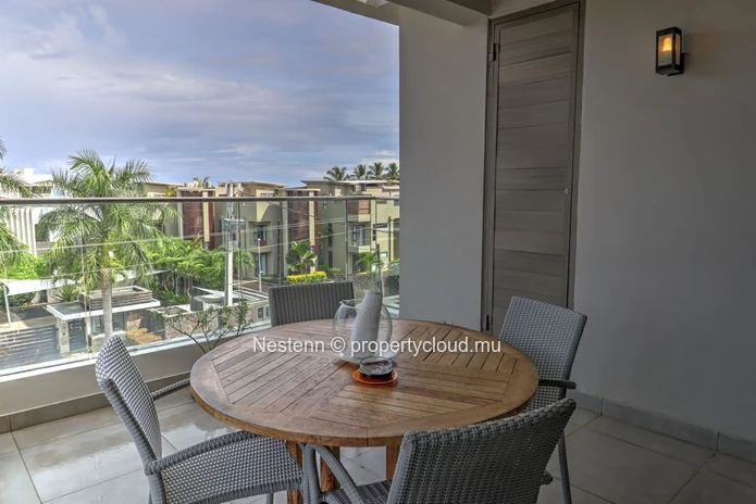 Bel appartement de trois chambres avec terrasse et vue sur la mer