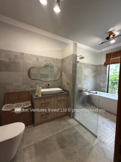 Votre Évasion Ultime : Villa de Luxe au Thème Naturel Vous Attend !
