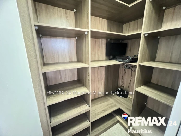 Pool House to Rent in Pereybere | Rs 75,000 per Month