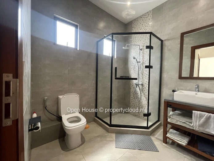 Luxurious Villa PDS for Rent in Grand Baie with Private Pool, 4 Bedrooms, and Modern Amenities - Rs 160,000