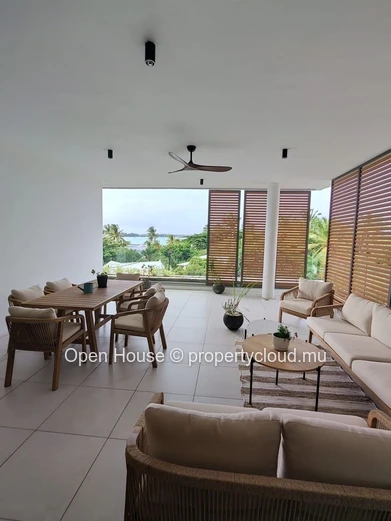 Appartement R+2 à vendre à Grand Baie, 220m², 3 chambres, piscine commune, magnifique vue mer, à proximité des commer...