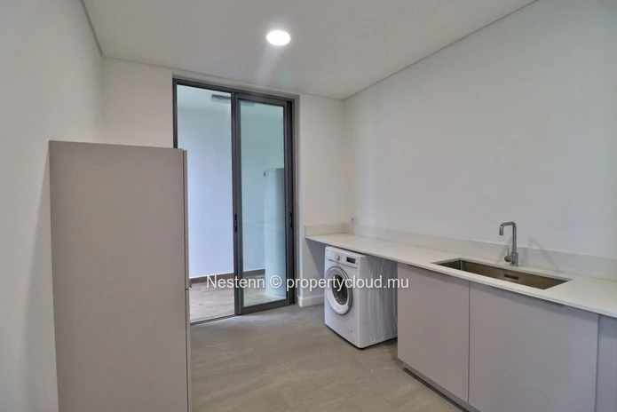 Magnificent 3-bedroom duplex with private pool and sea view.