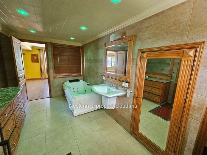 Maison familiale de 3 chambres avec piscine 