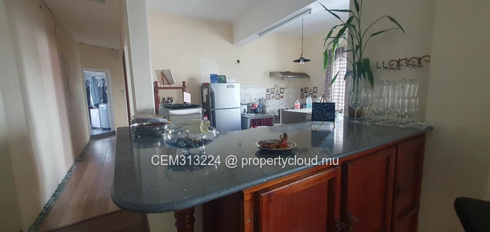 Appartement Semi-Meublé à Vendre – Centre de Curepipe