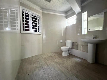 Spacious office space of 190 m² on the ground-floor office in central Quatre Bornes – Ideal for businesses