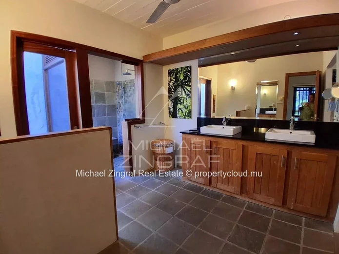 Spacious Family Villa with Pool in Pereybere