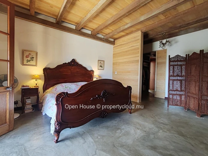 MAURITIAN VILLA for sale in Tamarin, Black River. 390m², 4 bedrooms, private pool, equipped kitchen, garden. 