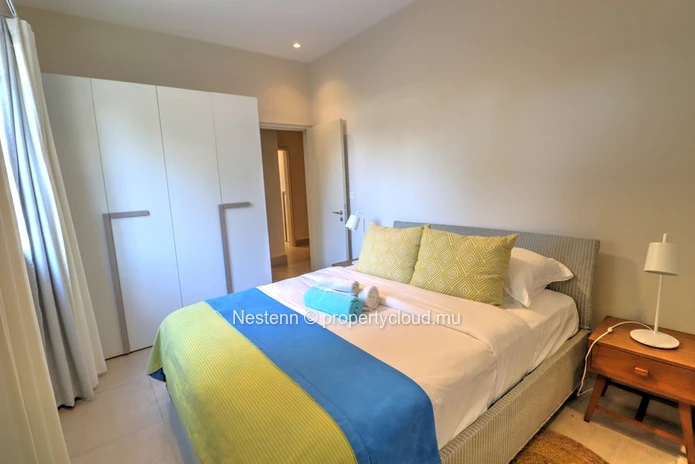 Appartement moderne de 3 chambres avec jardin et accès privé à la plage. 