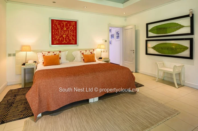 Exceptional 6-Bedroom Golffront Villa with Panoramic Sea & Île aux Cerfs Views