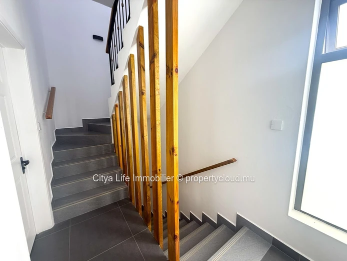 Superbe Duplex Meublé avec Piscine Privée à Louer – Vue Mer