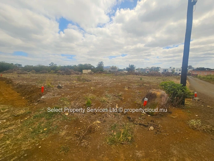 A Vendre Terrain En Pleine Propriété Idéalement Situé À Moka