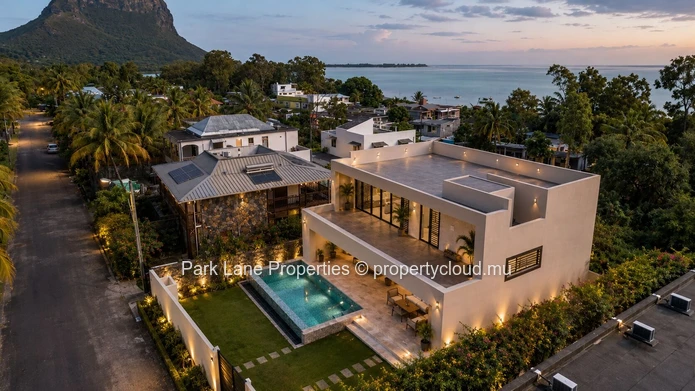 Une maison contemporaine dans un cadre exceptionnel entre montagnes et lagon