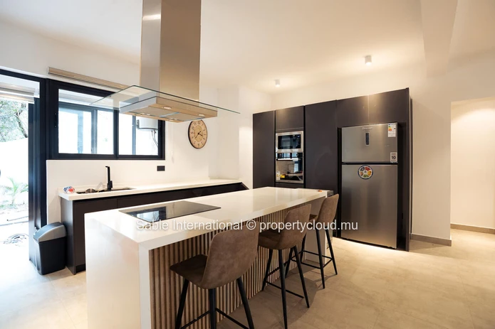 Appartement Tamarin, Rivière Noire - Black River, 180m², 3 chambres, piscine privée, meublé, proche commodités.