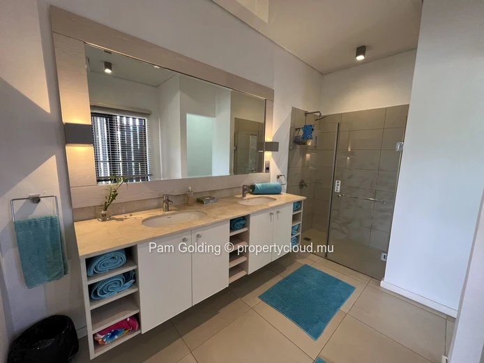 Penthouse de 4 Chambres en Bord de Rivière à Tamarin – Accès Direct à la Plage & Terrasse avec Jacuzzi Privé