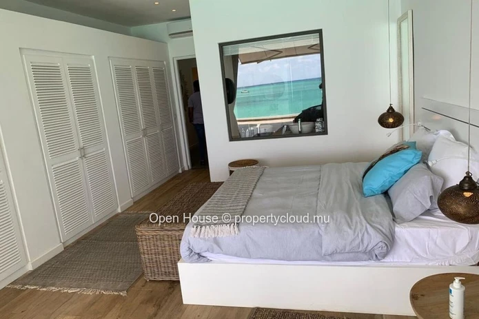 Beachfront penthouse, 4 bedrooms, 4 bathrooms, swimming pool, sea view. Grand Baie. Local market only