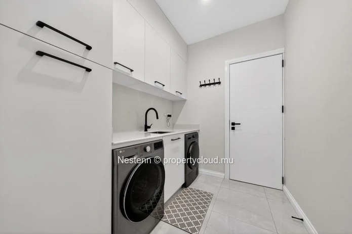 Sleek 3 en-suite bedroom villa 