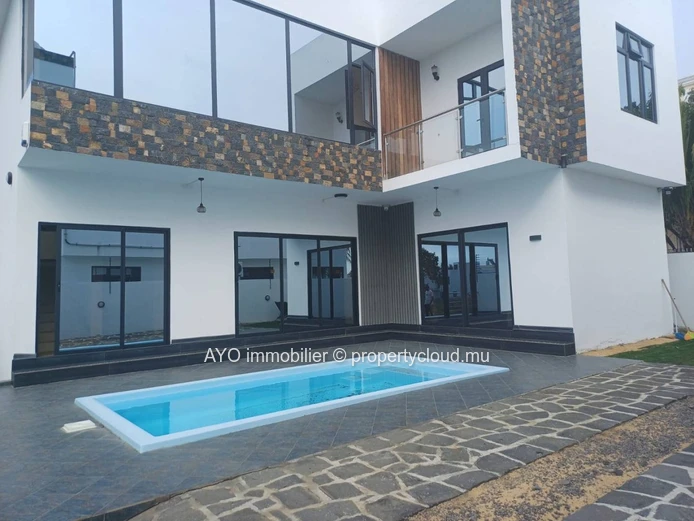 Villa neuve et contemporaine de 4 chambres à Trou aux Biches avec piscine et proche de la plage