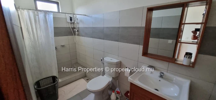 Nouveau duplex moderne à louer dans une résidence sécurisée avec piscine partagée à Pereybère
