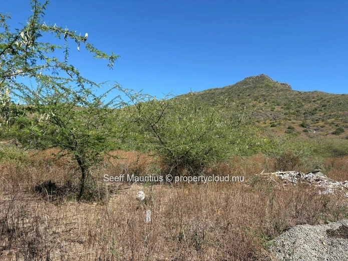 Build Your Dream Home on a Magnificent Plot in Tamarin