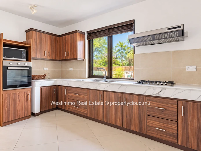4-bedroom family villa with pool in Black River