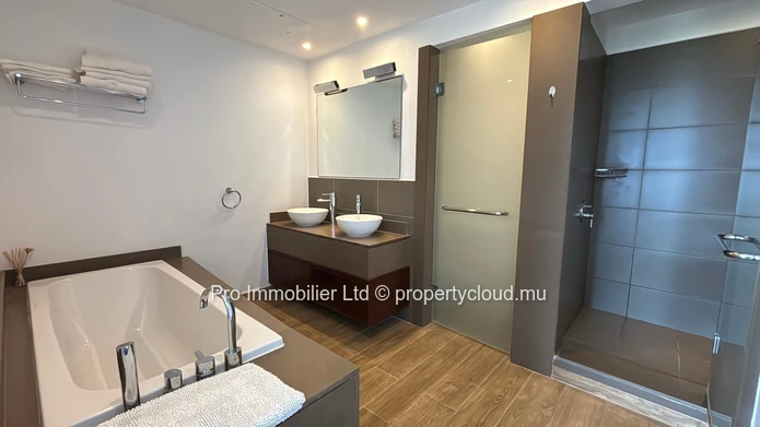 Vue imprenable sur l’océan depuis ce luxueux appartement de 3 chambres en suite au premier etage , entièrement meublé...