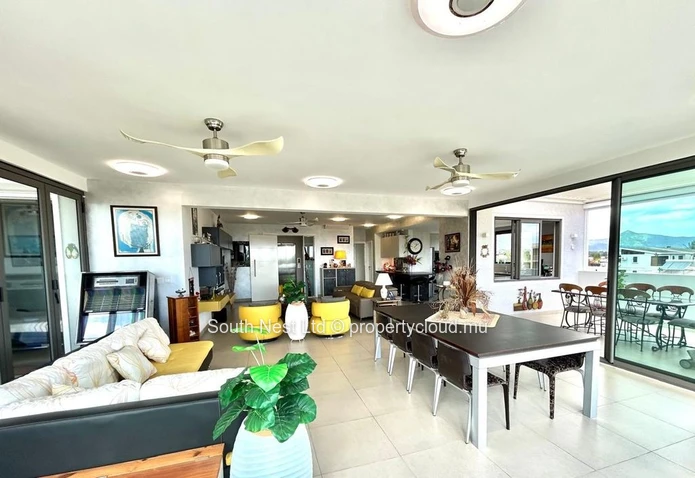 Vue mer et coucher de soleil: penthouse de 3 chambres idéalement situé à côté de la plage 